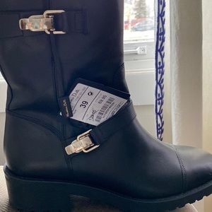 New never worn with tags size 39 but like 8 .. buckle closure black